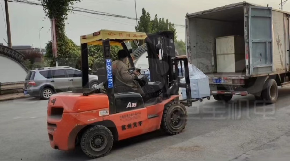 移動式真空上料機(jī)上車，發(fā)貨啦